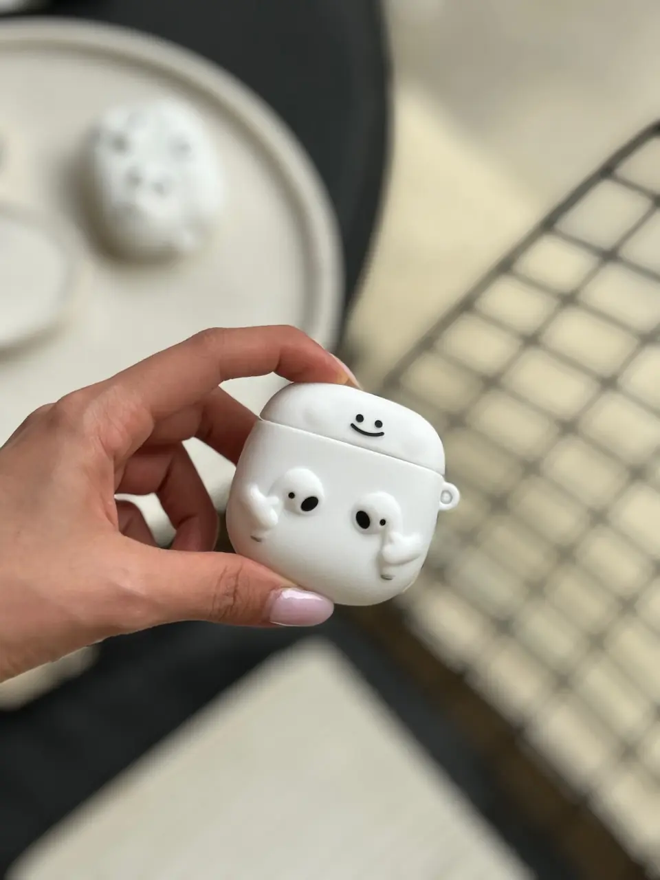 2ae18c کاور ایرپاد سیلیکونی Airpods in Hands (کدa0122) - Image 1