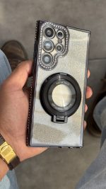 قاب موبایل ( آیفون - سامسونگ ) کلاسیک دور نگین طرح مگسیفیت استندشو - Image 3