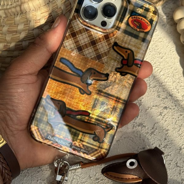 قاب موبایل ( آیفون ) سگ چرمی داکس هوند چهارخونه سه بعدی + بندست