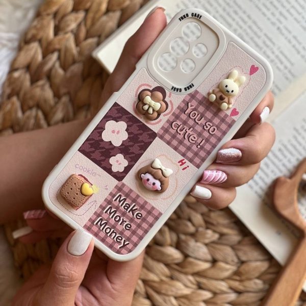 قاب موبایل سامسونگ دختر و بیسکوئیت برجسته قهوه ای کرم محافظ لنزدار