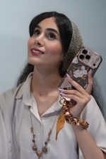 قاب موبایل آیفون گل فلاور کرم فندقی + بند ست اسکارف زنجیری - Image 2